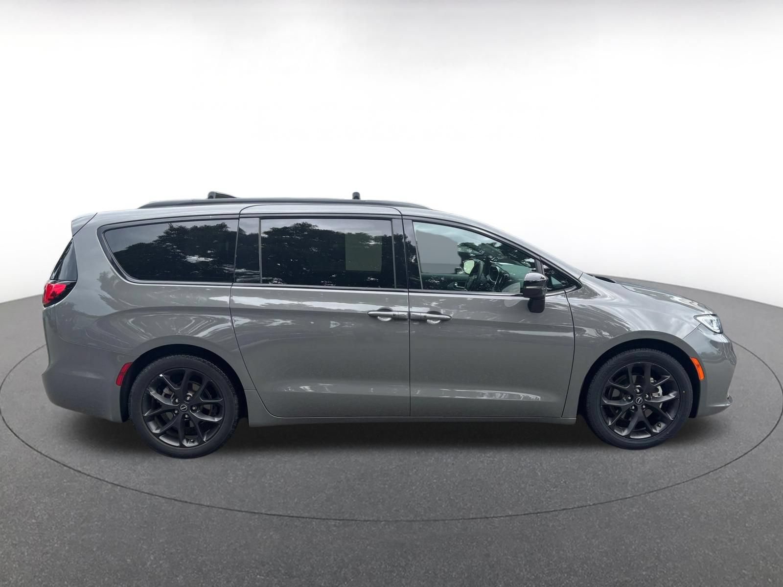 Used 2025 Chrysler Pacifica Limited FWD image 24
