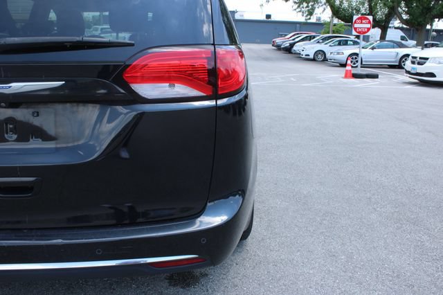 Used 2018 Chrysler Pacifica Touring-L Plus w/ Tire & Wheel Group FWD image 41