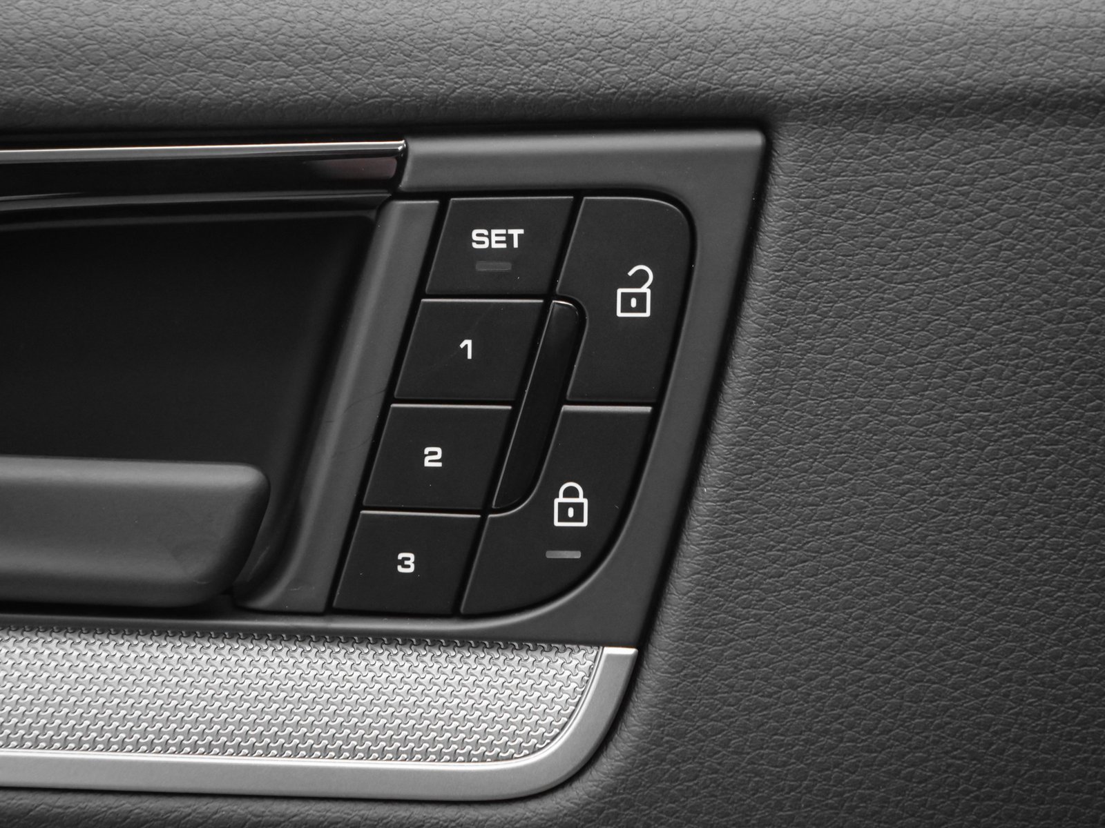 Used 2025 Porsche Cayenne image 25