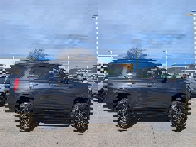 Used 2024 GMC Yukon SLT w/ SLT Luxury Package image 3