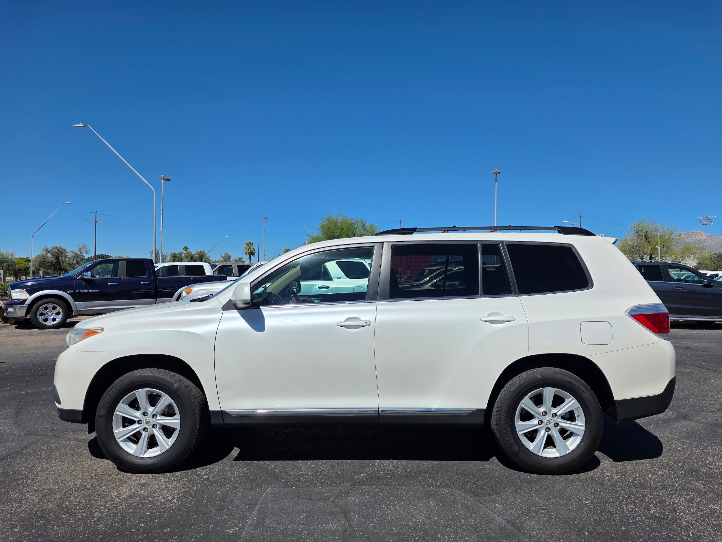 Used 2012 Toyota Highlander FWD w/ Tech Pkg image 2