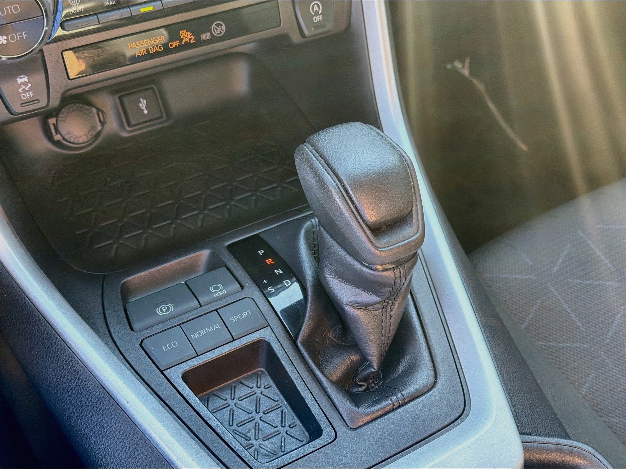 Used 2022 Toyota RAV4 XLE w/ Convenience Package FWD image 11