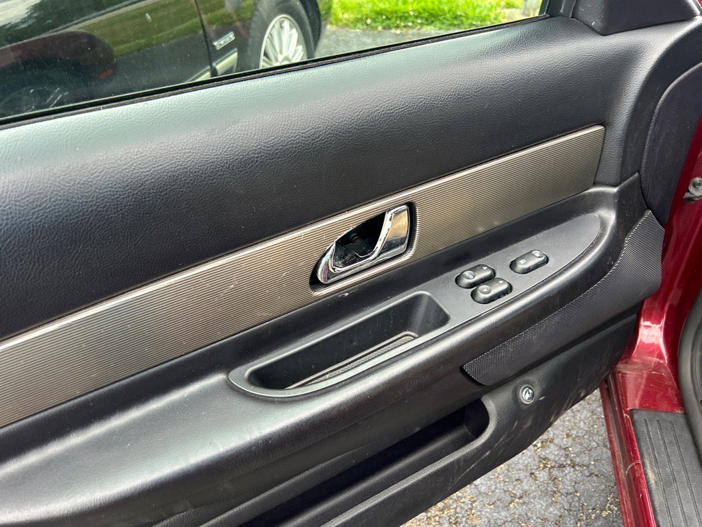 Used 2004 Ford Thunderbird Deluxe image 6