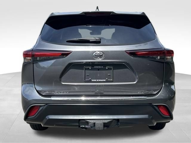 Used 2025 Toyota Highlander XLE AWD/4WD image 4