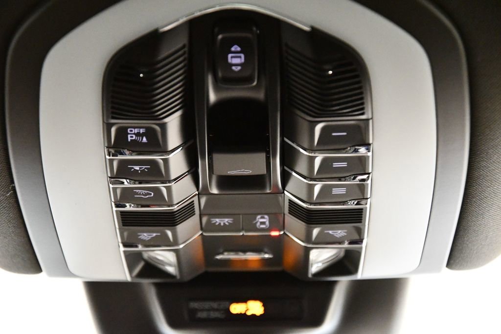 Used 2025 Porsche Macan image 17