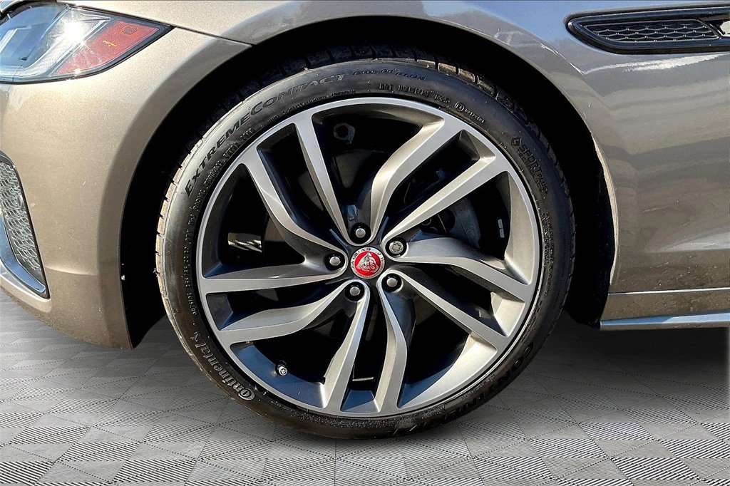 Used 2022 Jaguar XF R-Dynamic SE image 32