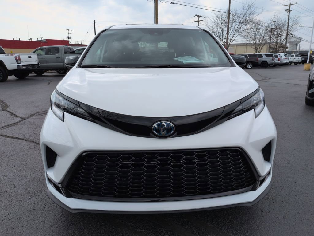 Used 2025 Toyota Sienna XSE w/ XSE Plus Package image 8