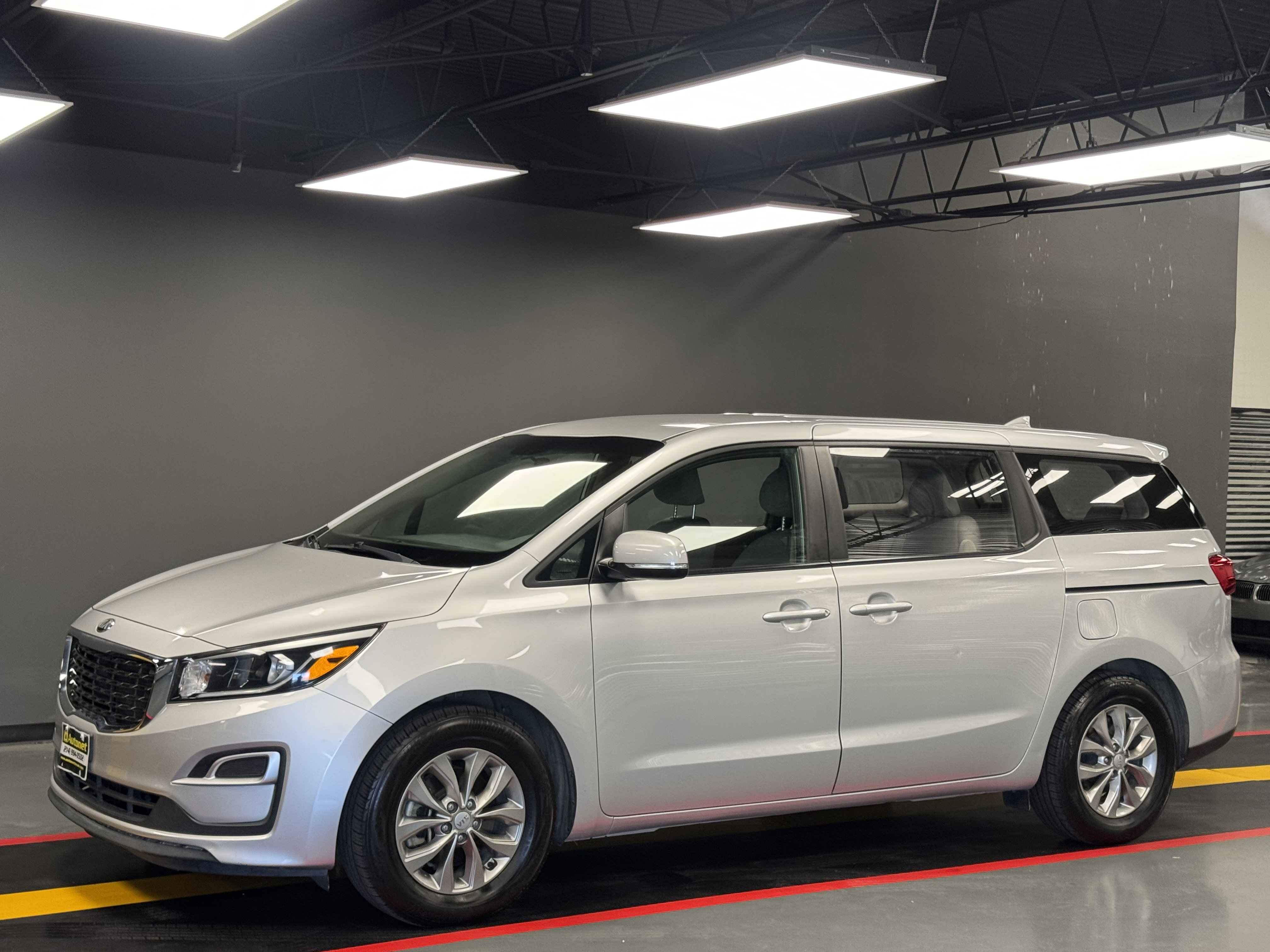 Used 2019 Kia Sedona L FWD image 1