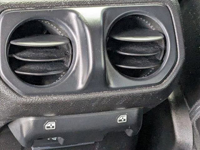 Used 2018 Jeep Wrangler Unlimited Sahara image 15