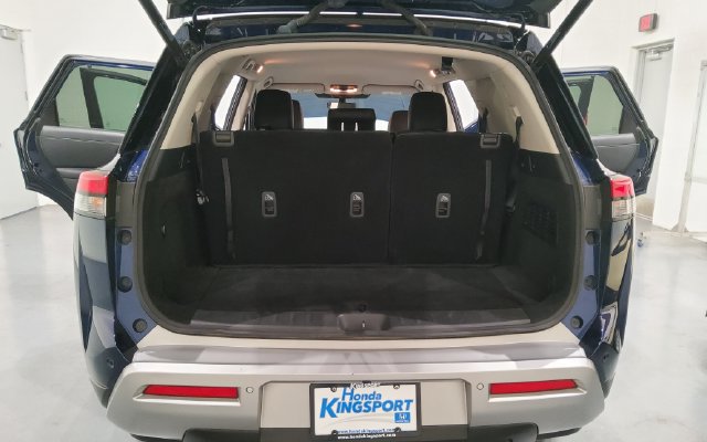 Used 2025 Nissan Pathfinder SL FWD image 16