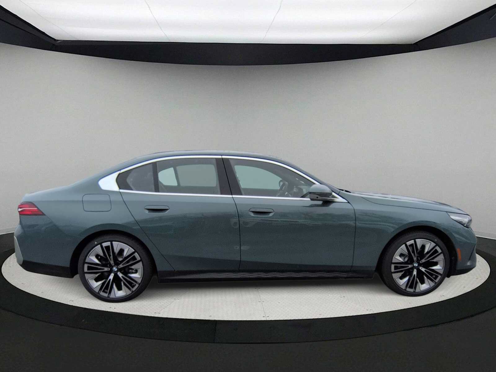 Used 2026 BMW 530i xDrive w/ Executive Package AWD/4WD image 9