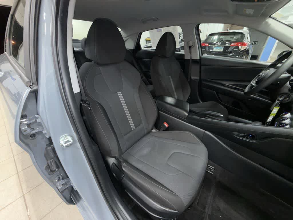 Used 2022 Hyundai Elantra SE FWD image 16