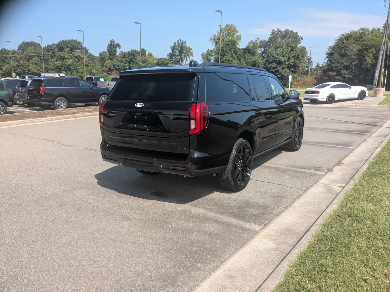 New 2027 Ford Expedition Max Platinum w/ Stealth Performance Package AWD/4WD image 3