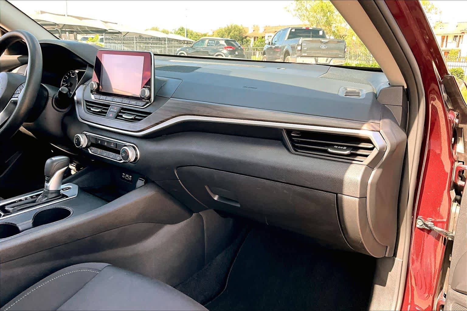 Used 2025 Nissan Altima 2.5 SV FWD image 19