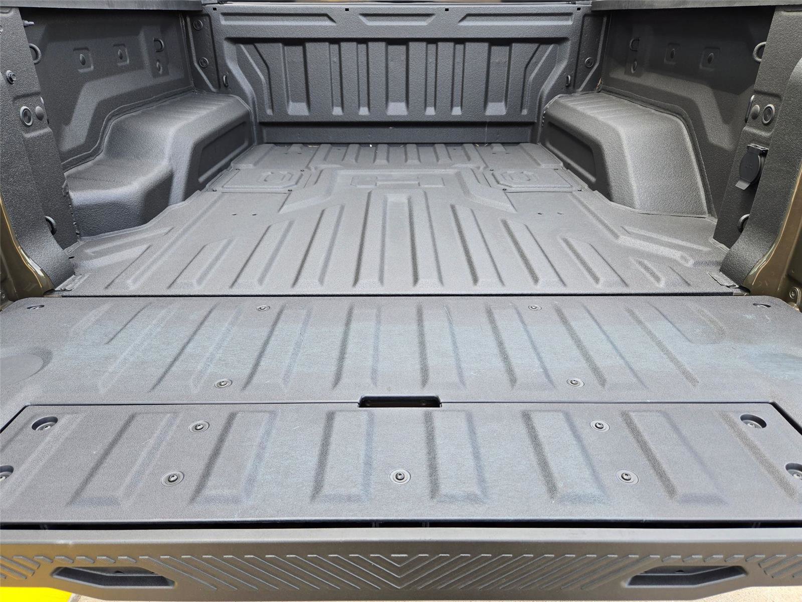 Used 2024 GMC Hummer EV 2X w/ LPO, Illumination Package image 32