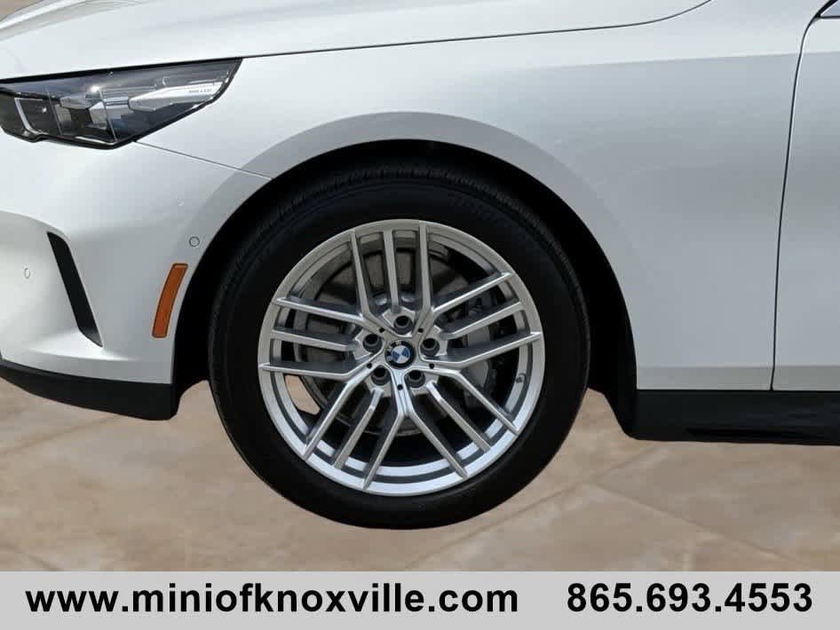 Used 2025 BMW 530i xDrive AWD/4WD image 9