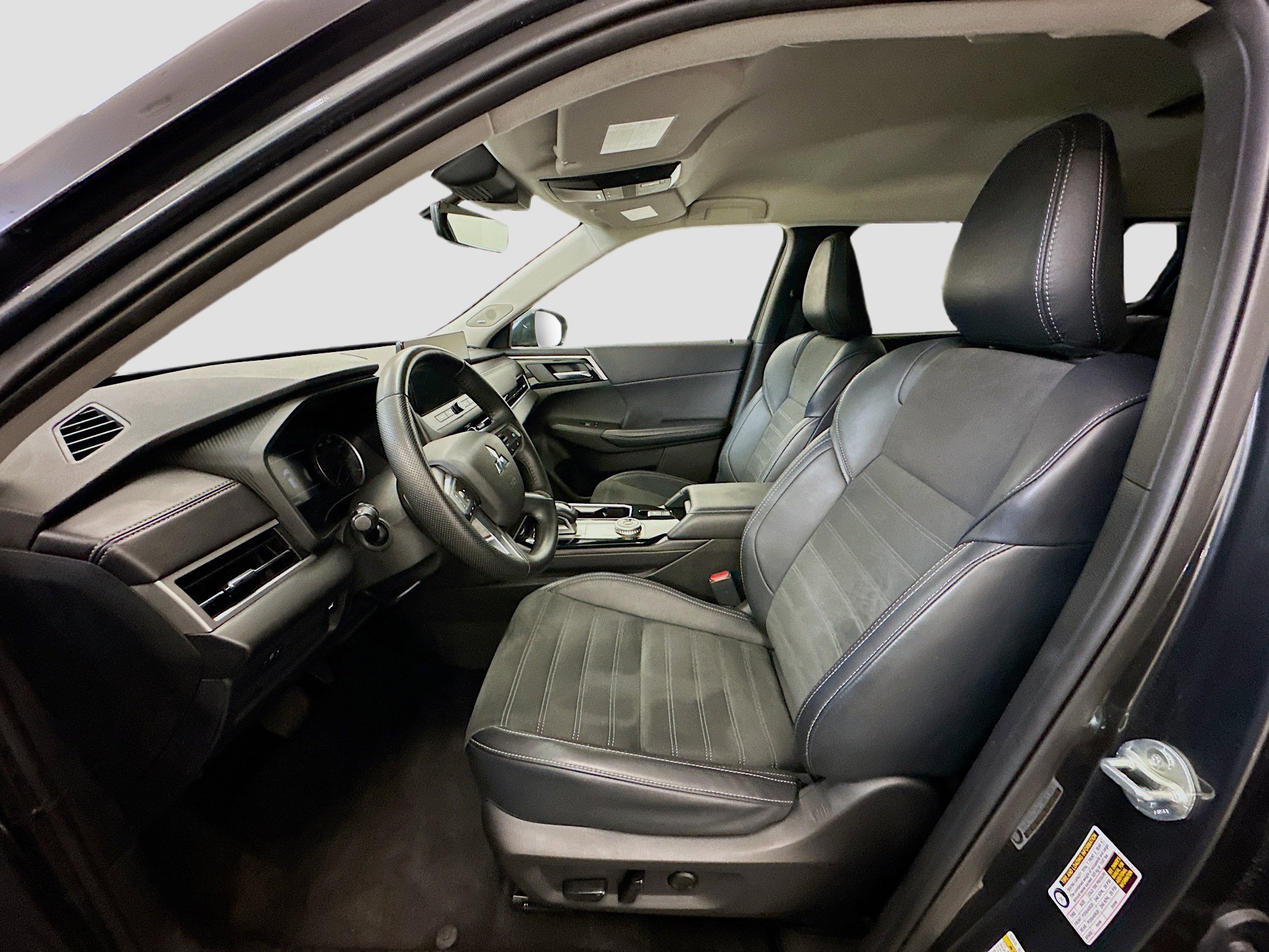 Used 2025 Mitsubishi Outlander SE image 13