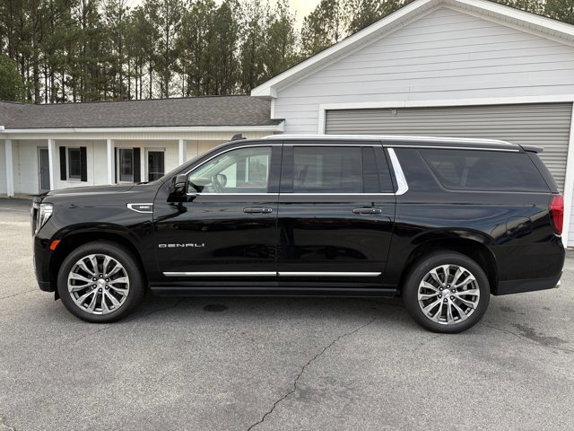 Used 2021 GMC Yukon XL Denali w/ Denali Premium Package image 3