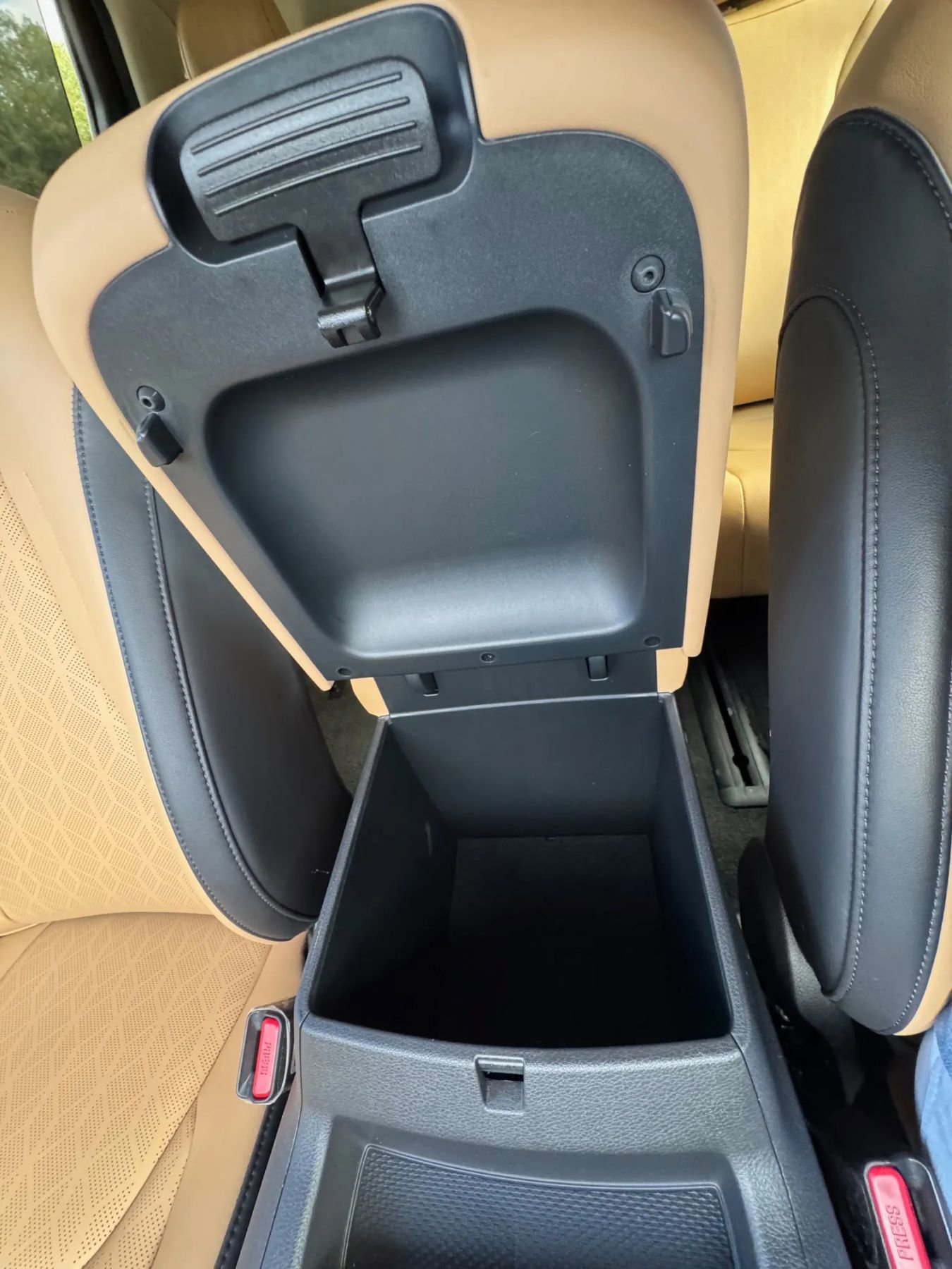 Used 2024 Kia Carnival EX image 40