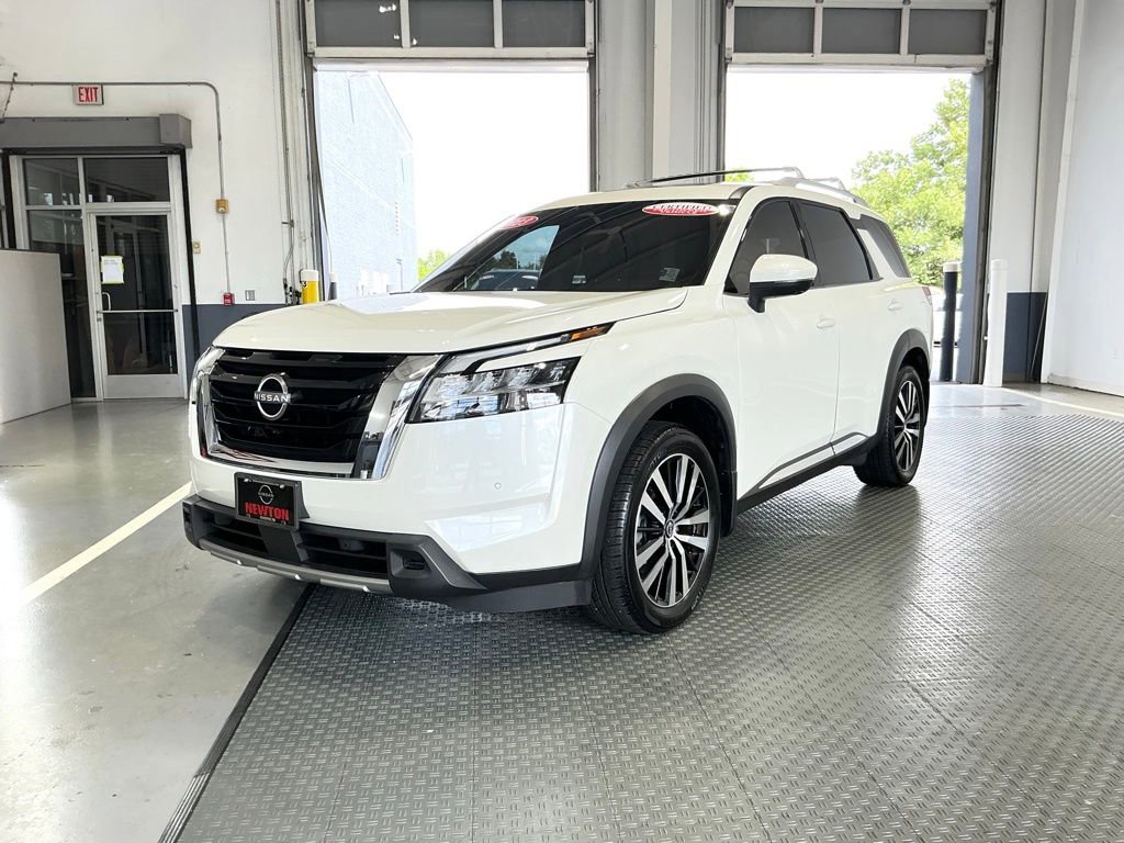 Used 2023 Nissan Pathfinder Platinum AWD/4WD image 2