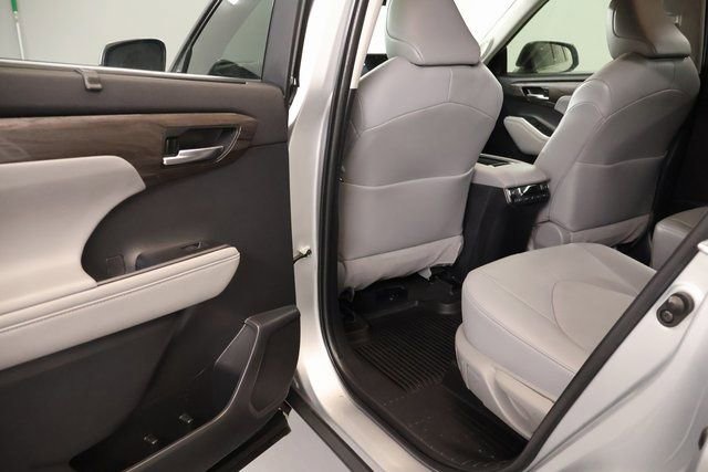 Used 2022 Toyota Highlander Platinum AWD/4WD image 28