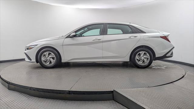 Used 2025 Hyundai Elantra SE FWD image 3