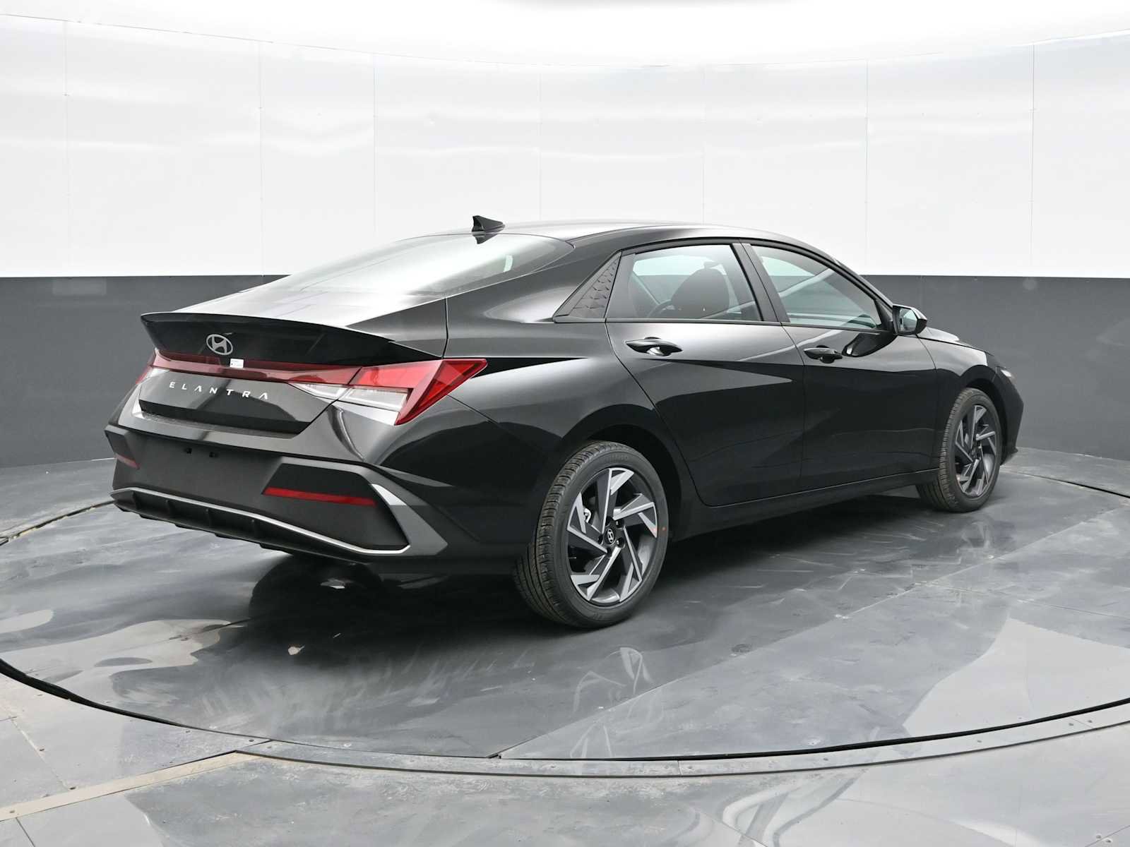 Certified 2025 Hyundai Elantra Sport w/ Cargo Package image 7