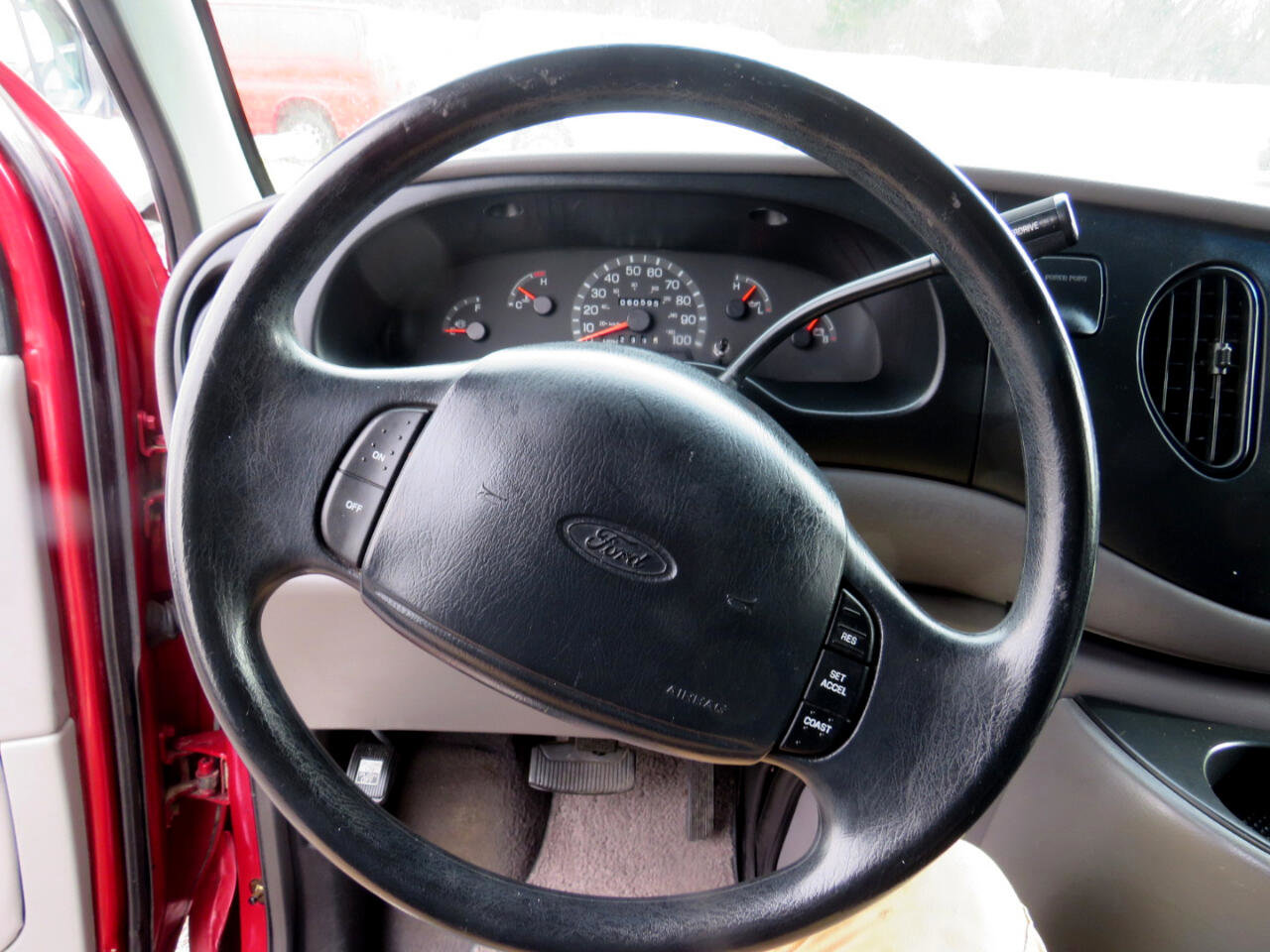 Used 1999 Ford E-150 and Econoline 150 Wagon RWD image 13