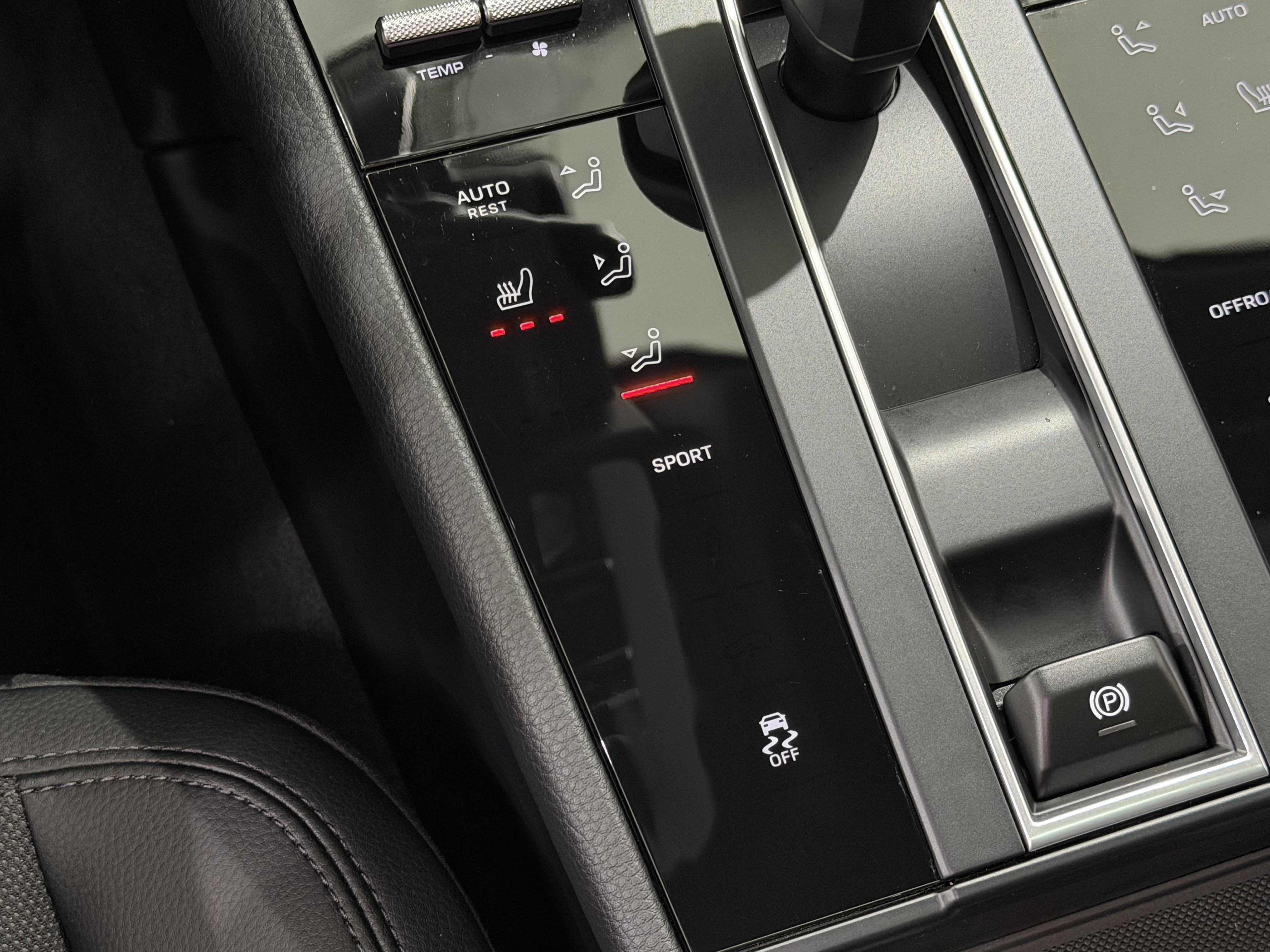 Certified 2026 Porsche Macan AWD/4WD image 34