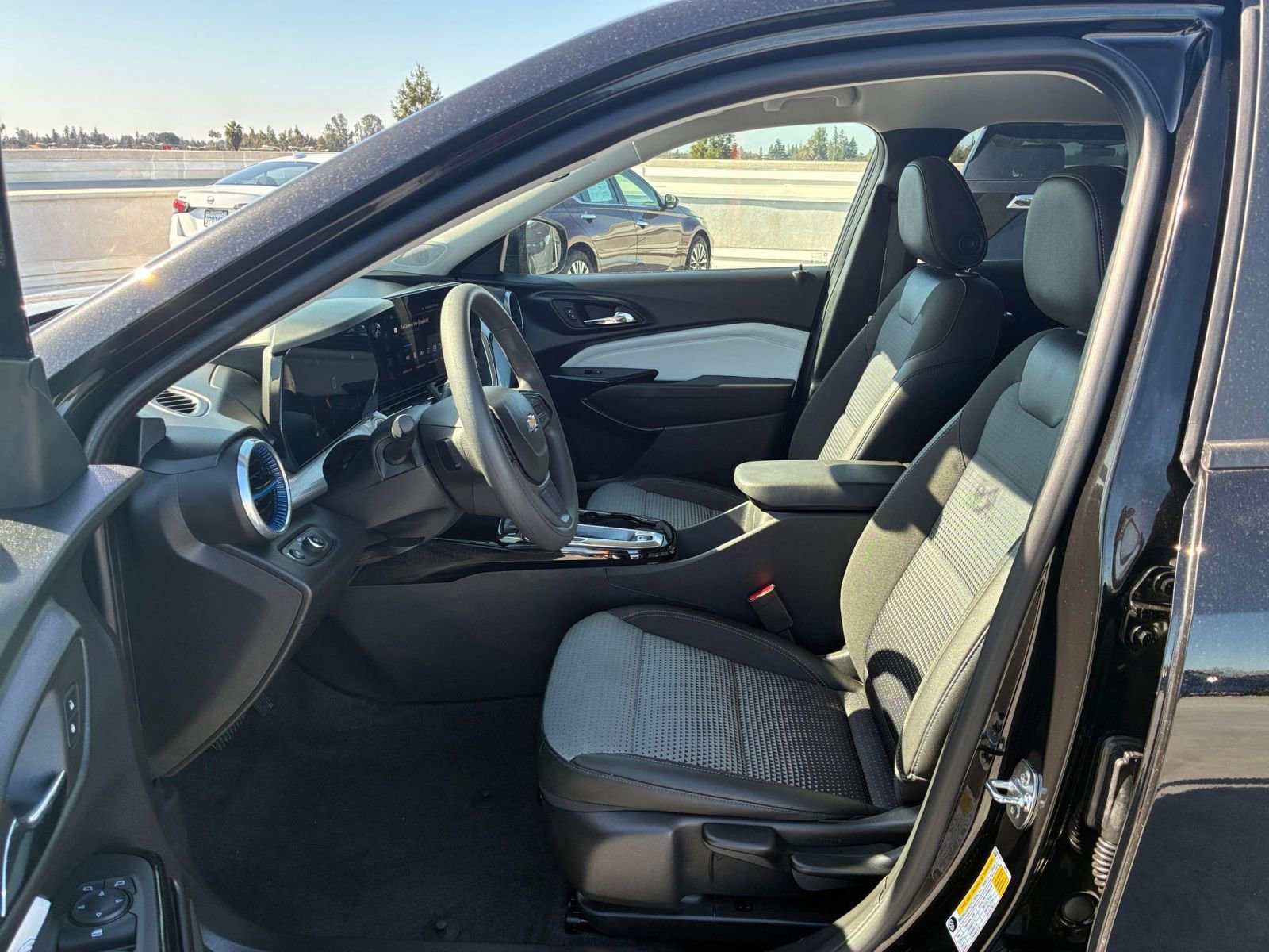 Used 2025 Chevrolet Trax LT image 25