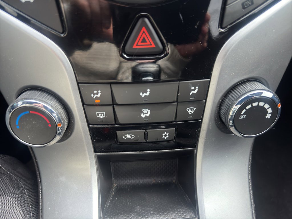 Used 2015 Chevrolet Cruze LT w/ Technology Package image 25