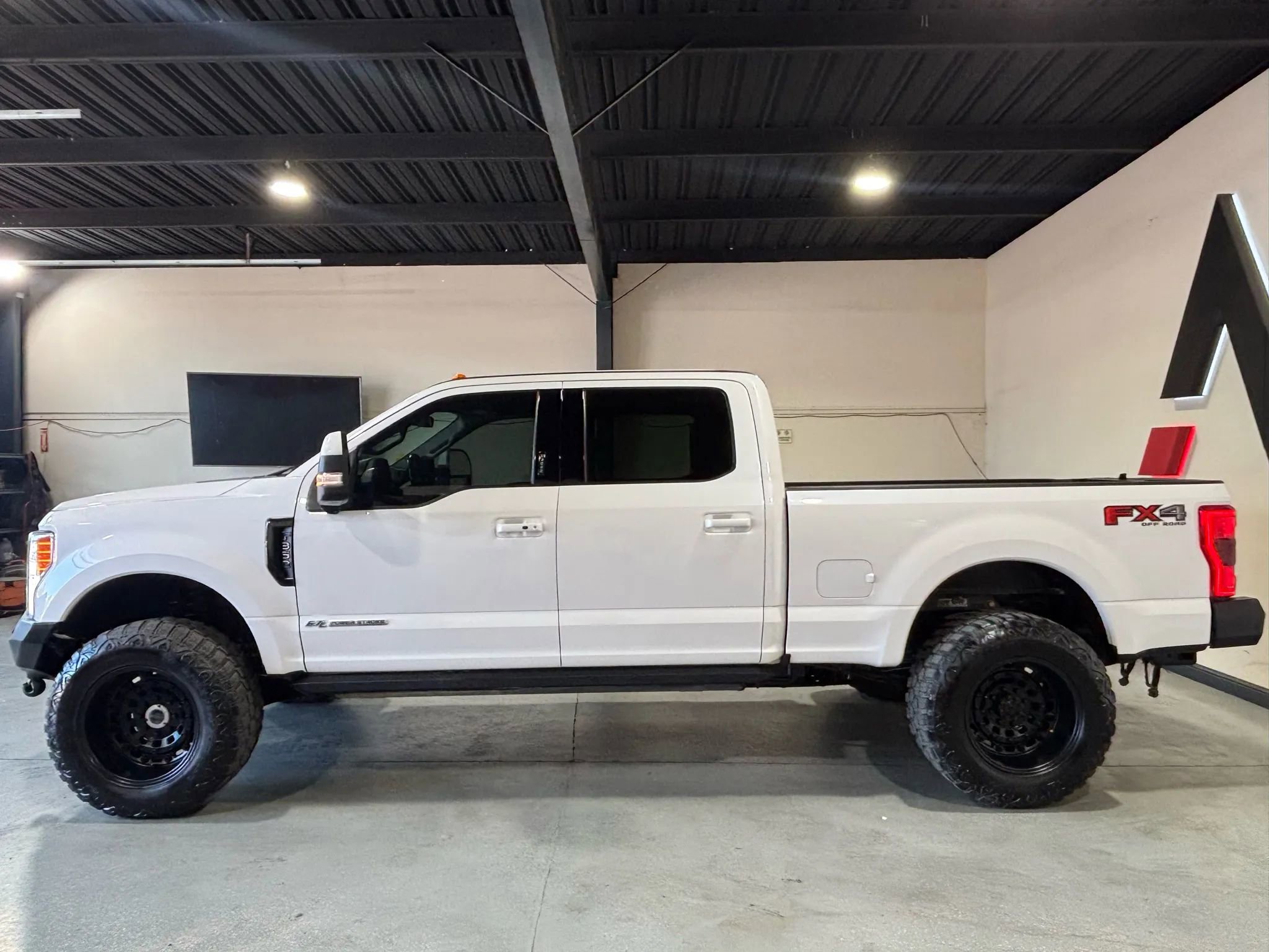 Used 2019 Ford F350 Lariat w/ Lariat Ultimate Package image 4