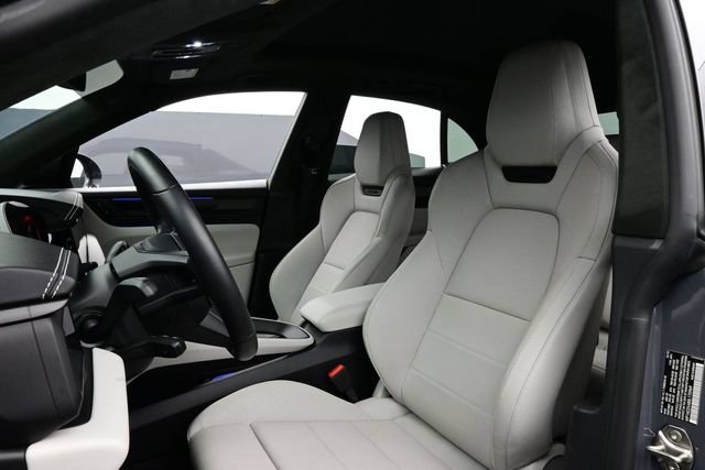 Certified 2025 Porsche Macan Turbo Electric AWD/4WD image 5