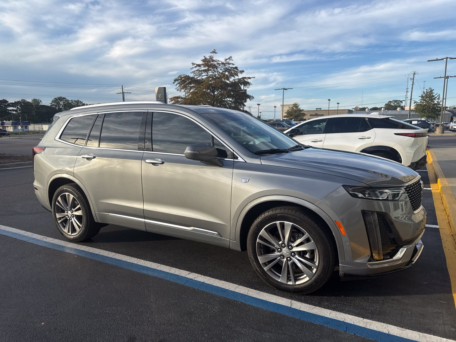 Used 2024 Cadillac XT6 Premium Luxury w/ Technology Package FWD image 3