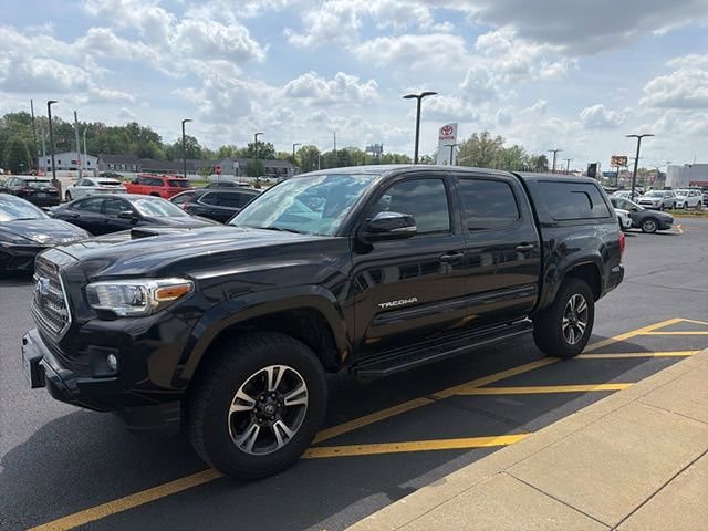 Used 2016 Toyota Tacoma TRD Sport w/ Towing Package image 2
