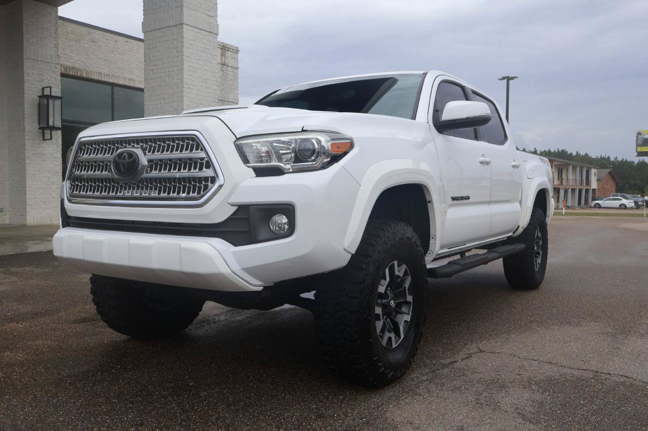 Used 2017 Toyota Tacoma TRD Sport w/ Tow Package (A/T) AWD/4WD image 2