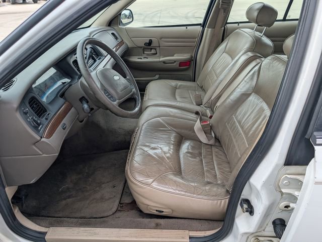 Used 2002 Ford Crown Victoria LX image 2