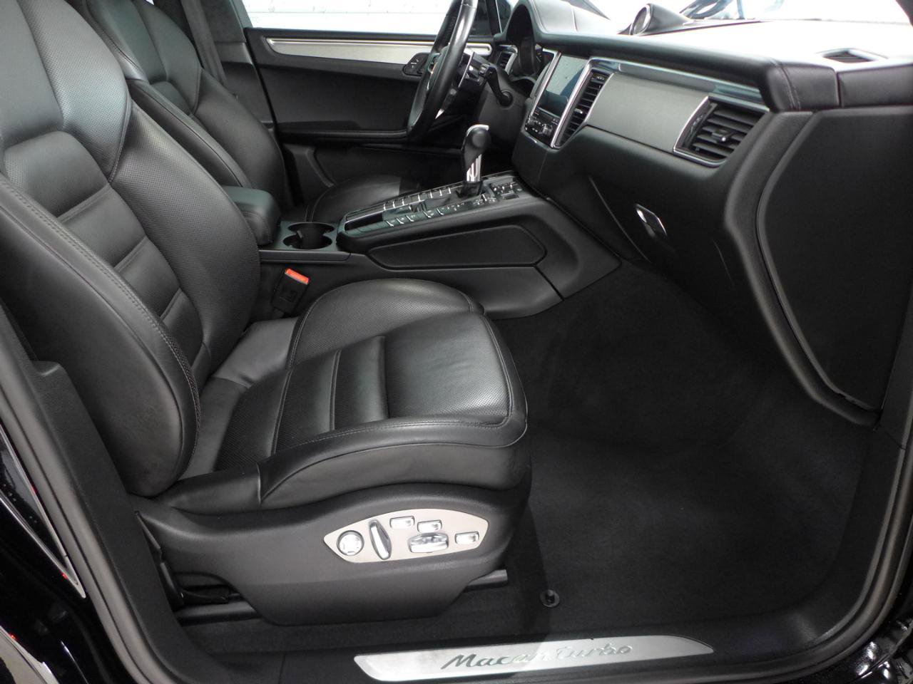 Used 2017 Porsche Macan Turbo AWD/4WD image 44