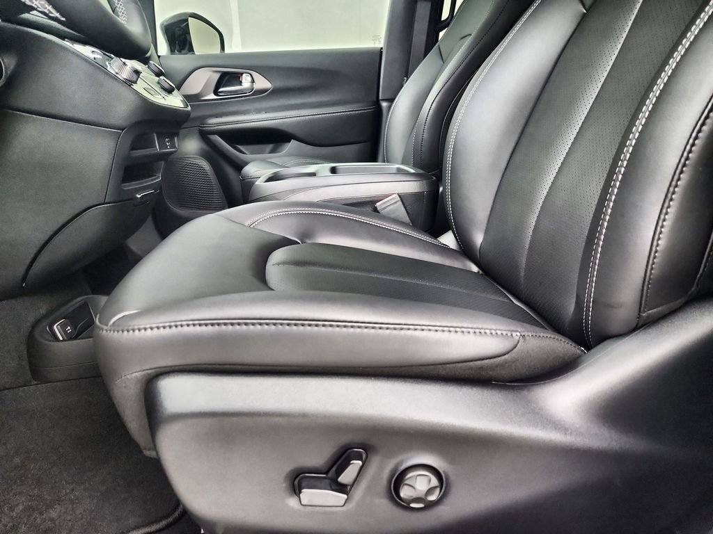 New 2026 Chrysler Pacifica Select AWD/4WD image 20