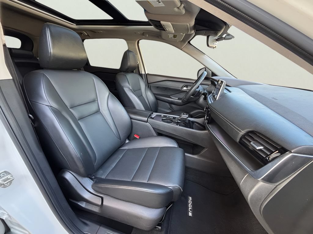 Used 2022 Nissan Rogue SV w/ SV Premium Package FWD image 3