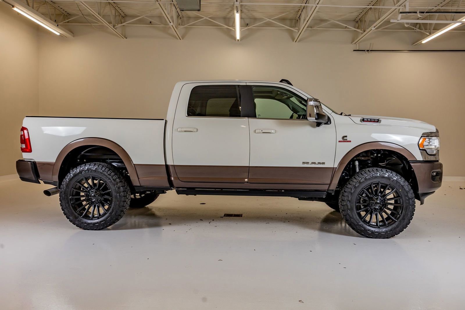 Used 2024 RAM 2500 Limited w/ Towing Technology Group AWD/4WD image 11