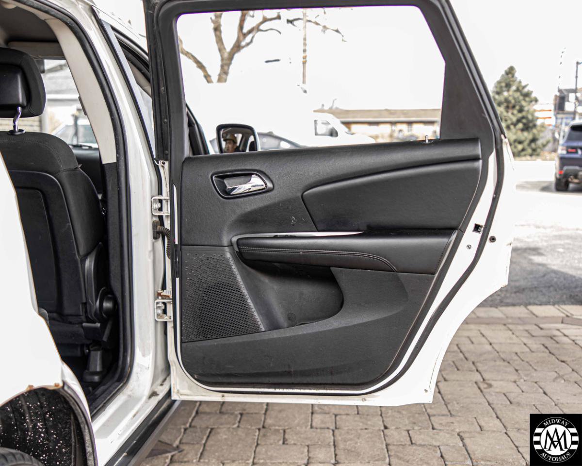Used 2015 Dodge Journey SXT w/ Flexible Seating Group image 35