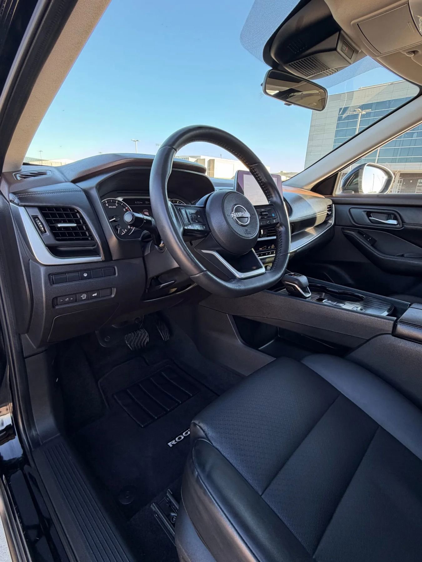 Used 2023 Nissan Rogue SV w/ SV Premium B Package image 29