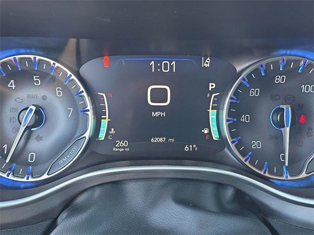 Used 2023 Chrysler Pacifica Touring-L image 6