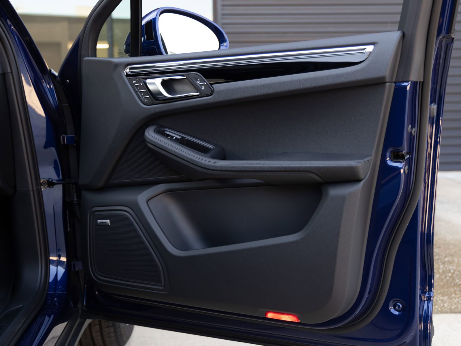 Certified 2025 Porsche Macan image 40