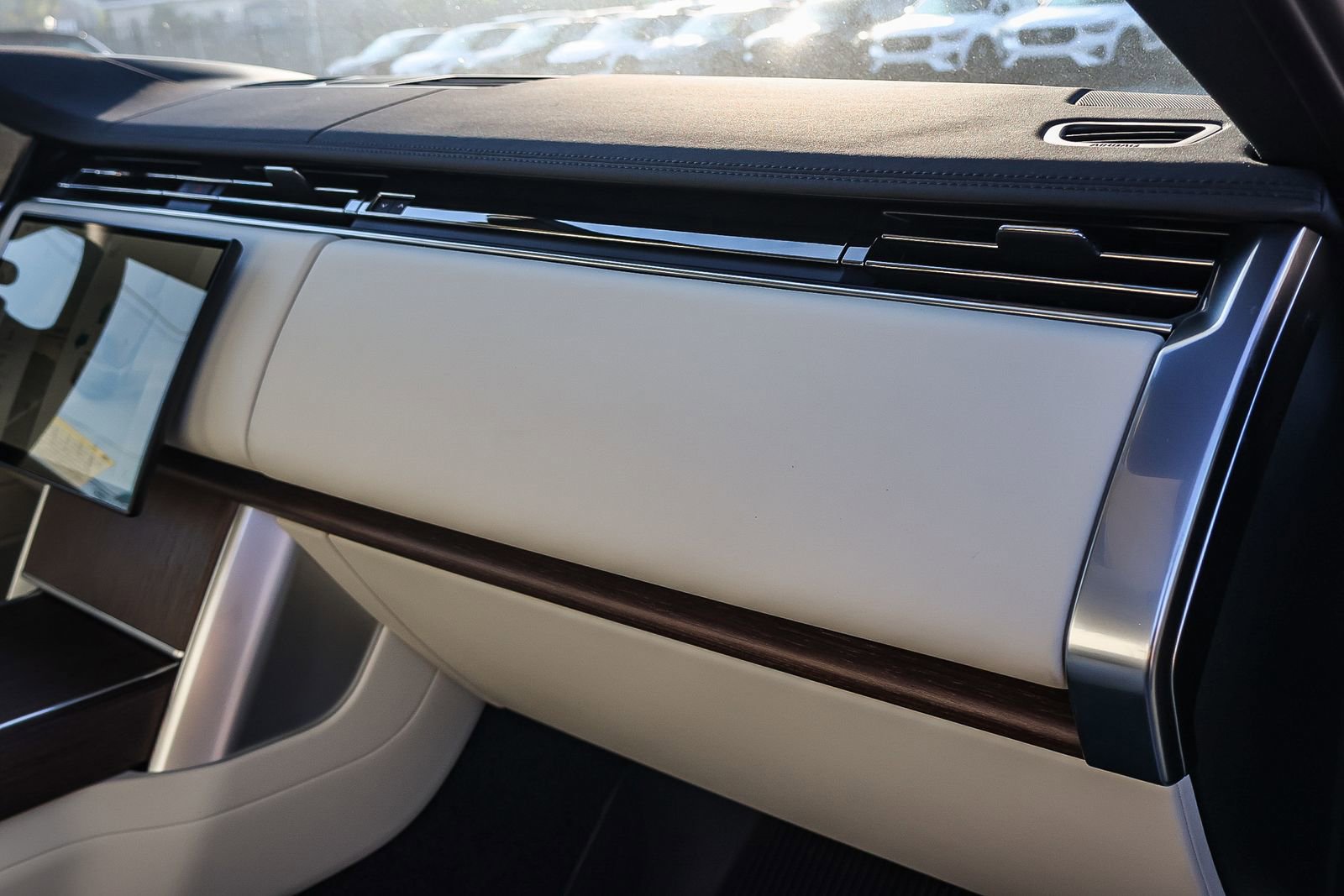 New 2026 Land Rover Range Rover SE image 17