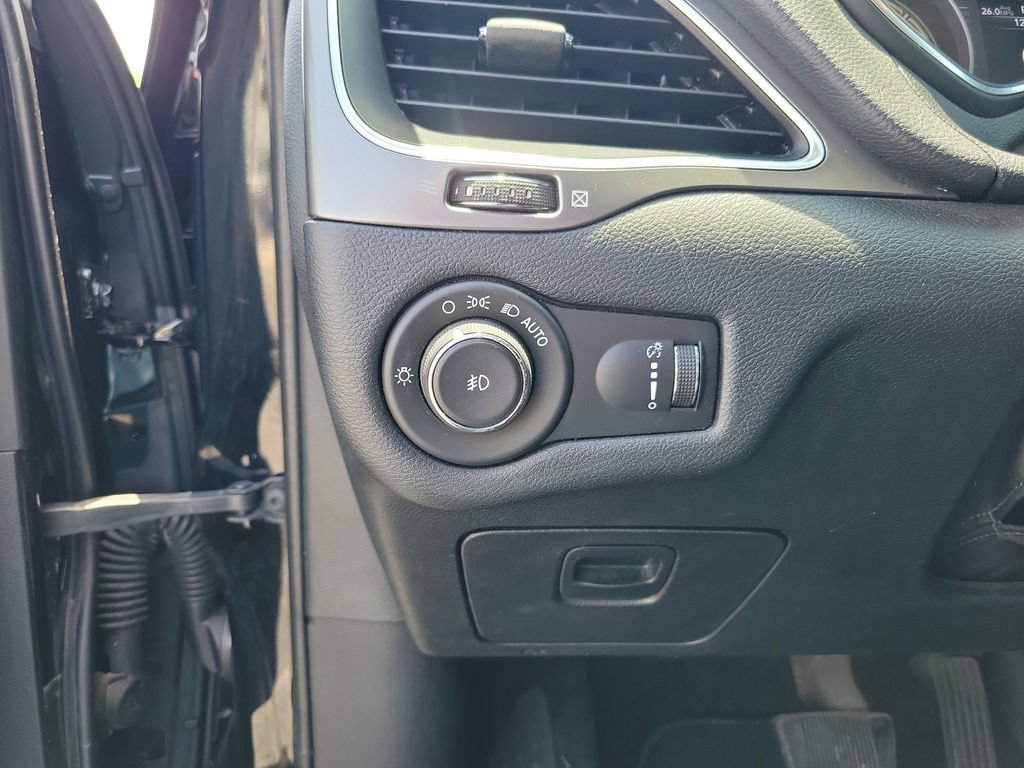Used 2019 Jeep Cherokee Latitude w/ Popular Appearance Group FWD image 22