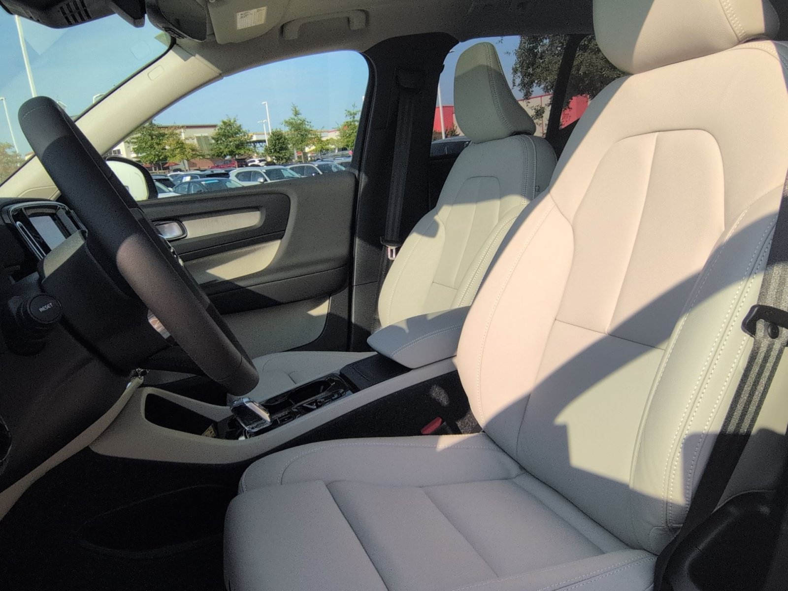 New 2026 Volvo XC40 B5 Ultra w/ Protection Package Premier AWD/4WD image 13
