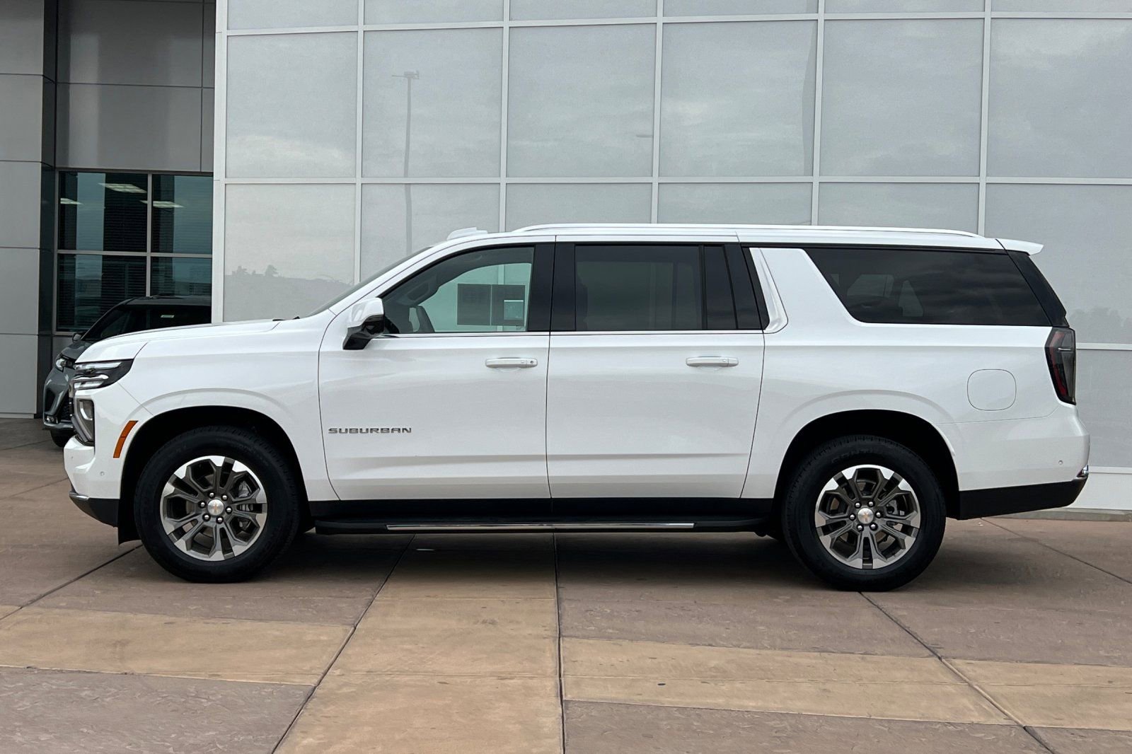 Used 2025 Chevrolet Suburban LT w/ Comfort Package image 7