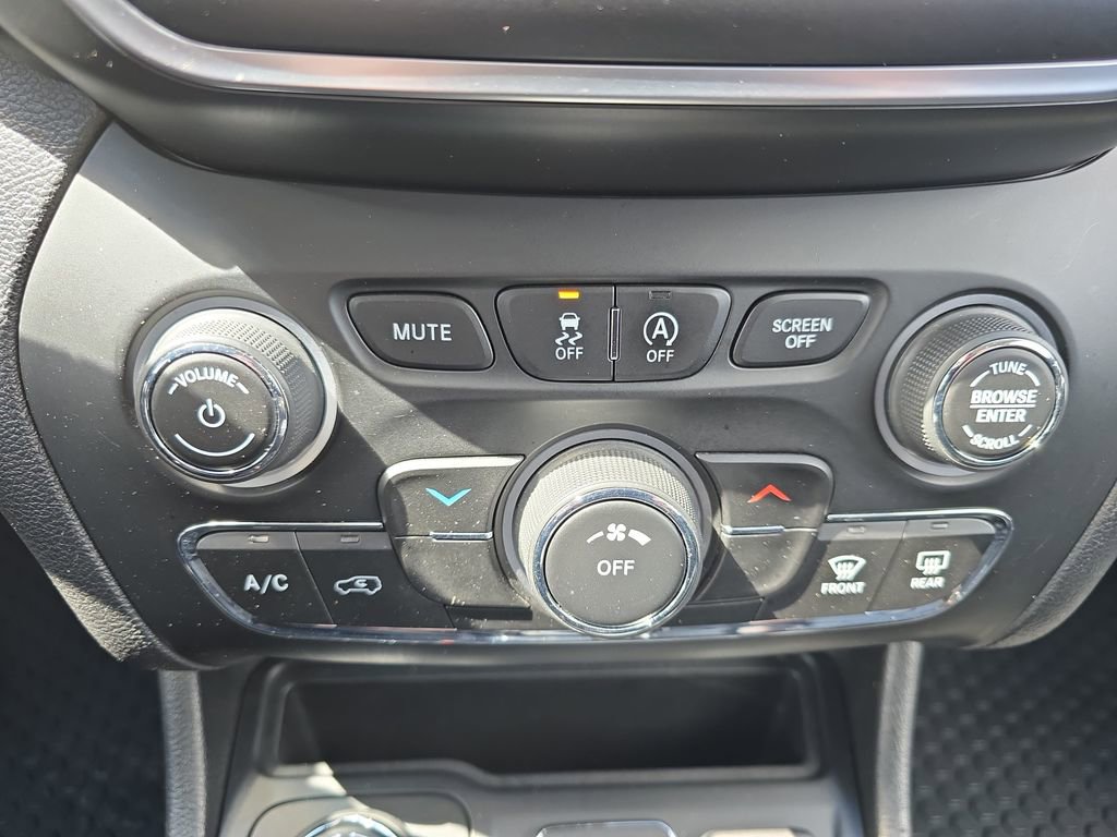 Used 2020 Jeep Cherokee Latitude Plus w/ Cold Weather Group AWD/4WD image 20